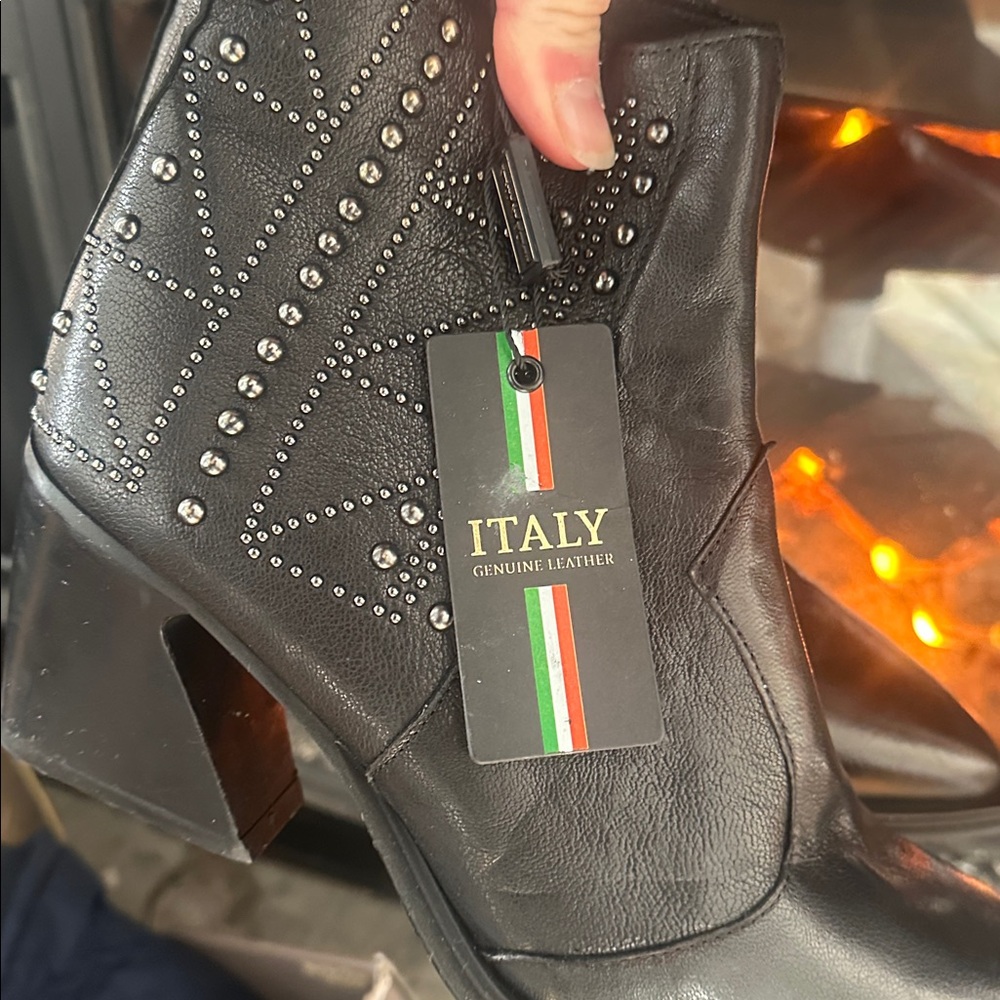 EMANUELE CRASTO Made in Italy Leather Booties w/ Studs, size 8-replacement box